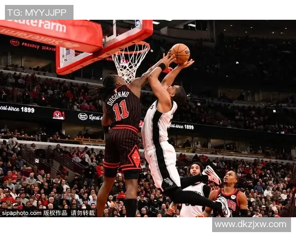 巴恩斯砍下31分助力马刺战胜灰熊展现强大实力